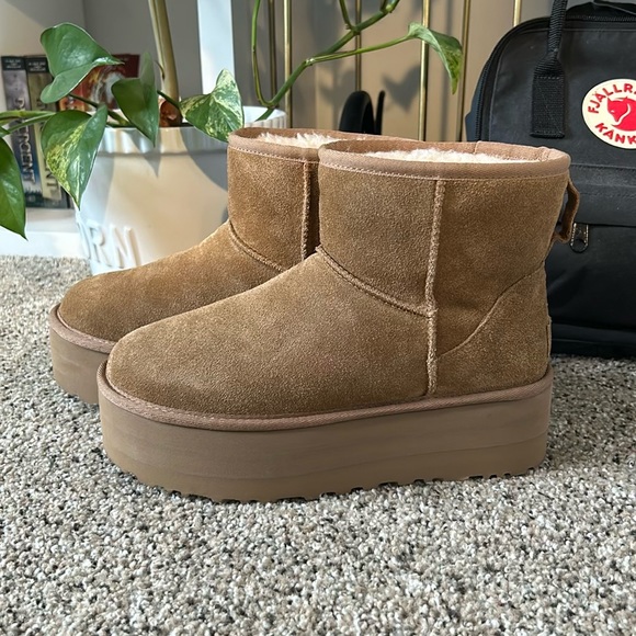 Practically brand new platform uggs. Only been worn once! - Picture 9 of 9